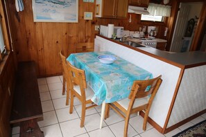 Refrigerador, microondas, parrilla de estufa y cafetera y tetera 