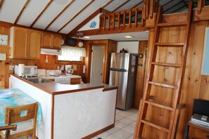 Refrigerador, microondas, parrilla de estufa y cafetera y tetera 