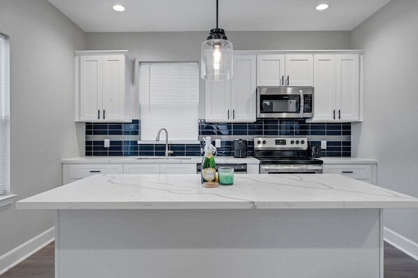 Fridge, microwave, oven, stovetop - Med Center Luxury stay with free parking! (Houston)