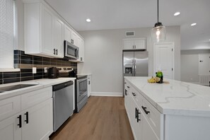Geladeira, micro-ondas, fogão, cooktop