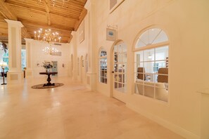 Lobby - 🏝_Palm Beach Island Condo-Hotel•King•One Bedroom•Close to Beach_🏖 (Palm Beach)