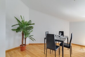 Dining - Desert Island Apartment (Caniço)