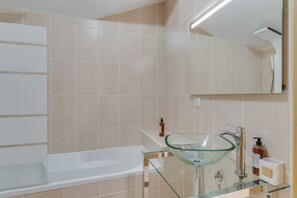 Baignoire, sèche-cheveux, serviettes fournies