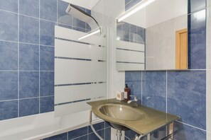 Badewanne, Haartrockner, Handtücher