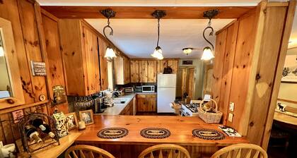 Close to Town, Hot Tub, 2 Kings, 4 Full Beds