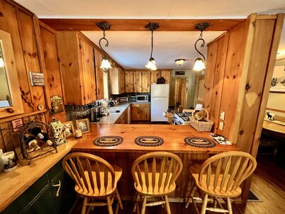 Close to Town, Hot Tub, 2 Kings, 4 Full Beds