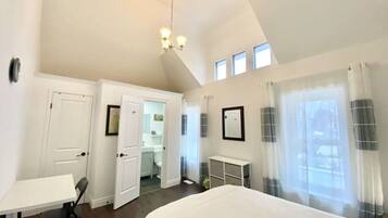 3 bedrooms, desk, WiFi, bed sheets