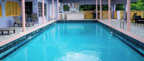 Una piscina al aire libre