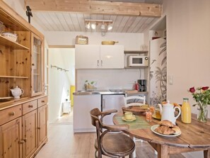 Réfrigérateur, micro-ondes, batterie de cuisine, vaisselle et ustensiles