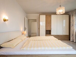 2 Schlafzimmer, Schreibtisch, Bügeleisen/Bügelbrett, WLAN