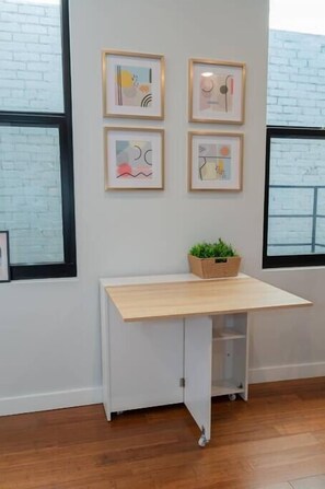 Interior - Prime OTR+fast WiFi+LUX FULL Bed+Workspace+SmartTV (Cincinnati)