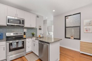 雪櫃、微波爐、焗爐、爐具