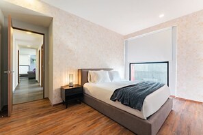 3 habitaciones, tabla de planchar con plancha, wifi y ropa de cama