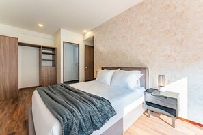 3 habitaciones, tabla de planchar con plancha, wifi y ropa de cama 
