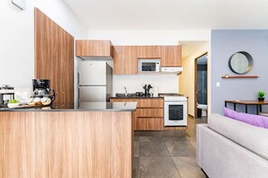 Refrigerador, microondas, horno y parrilla de estufa