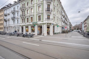 Une rangée de bâtiments anciens, dont l’un abrite une pharmacie au rez-de-chaussée.