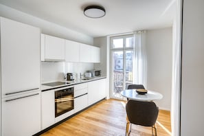 Réfrigérateur, micro-ondes, four, plaque de cuisson