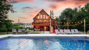 A wooden cabin with a pool, surrounded by a fence and trees. - The Lone Star- Hot Tub, AC, Pool Table (Newry)