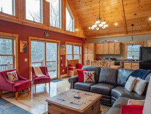 Smart TV, fireplace, books - The Lone Star- Hot Tub, AC, Pool Table (Newry)