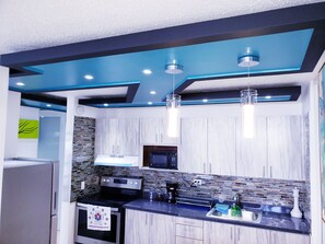 Refrigerador, microondas, horno y cafetera y tetera 