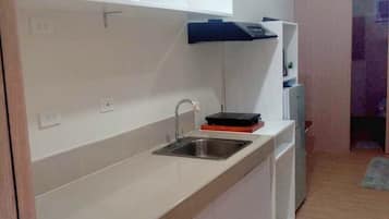 Frigorífic, microones, placa de cuina i cafetera i tetera