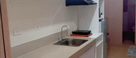 Frigorífic, microones, placa de cuina i cafetera i tetera