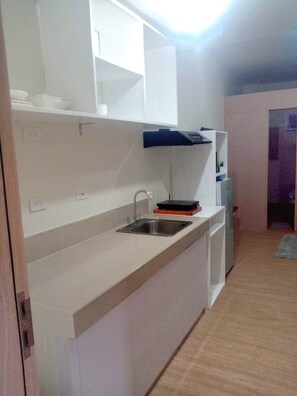 Kjøleskap, mikrobølgeovn, kokeplater og kaffetrakter/tekoker