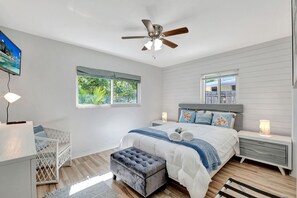 3 bedrooms, desk, iron/ironing board, travel cot - Welcome to The Turtle Nest-Lanai w/Hot Tub+5mi to beach! (Sarasota)