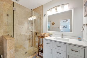 Dusche, Haartrockner, Handtücher, Seife