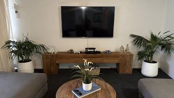 Smart TV, video games