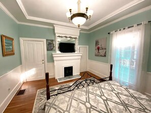 3 bedrooms, desk, iron/ironing board, travel cot