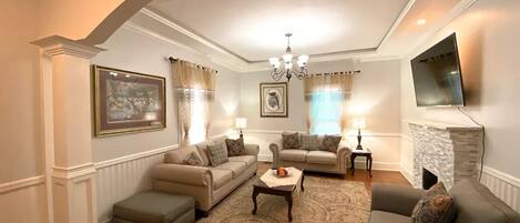 TV connectée, cheminée, lecteur de DVD, écrans d'ordinateur