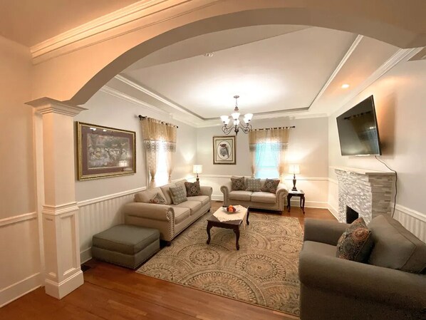 TV connectée, cheminée, lecteur de DVD, écrans d'ordinateur