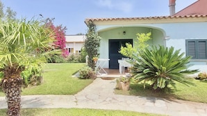 A house with a garden, a patio, and a covered area. - La Padula three-room first-floor apartment with furnished balcony in San Teodoro (San Teodoro)