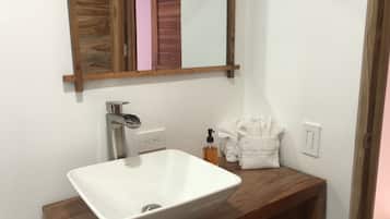 Chuveiro, toalhas de banho, sabonete