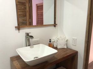 Douche, serviettes fournies, savon