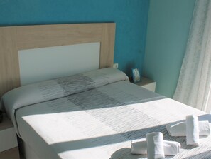 3 habitaciones, tabla de planchar con plancha, internet y ropa de cama 