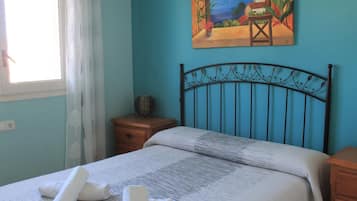 3 bedrooms, iron/ironing board, internet, bed sheets