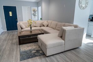 Smart TV, video games - DISNEYLAND! 5BR FULLERTON HOUSE FULLY REMODELED 2023 w/ GARAGE & FENCED YARD p61 (Fullerton)