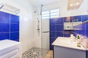 Dusche, Haartrockner, Handtücher, Toilettenpapier