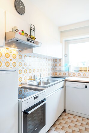 Réfrigérateur, plaque de cuisson, lave-vaisselle, cafetière/bouilloire