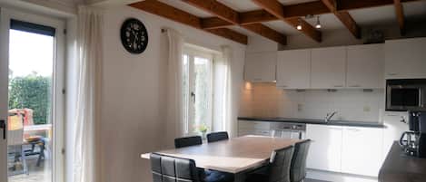 Réfrigérateur, four à micro-ondes, surface de cuisson, lave-vaisselle