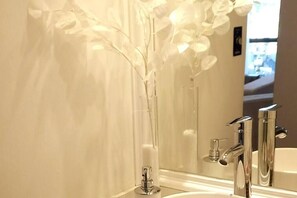 Asciugacapelli, bidet, asciugamani, sapone