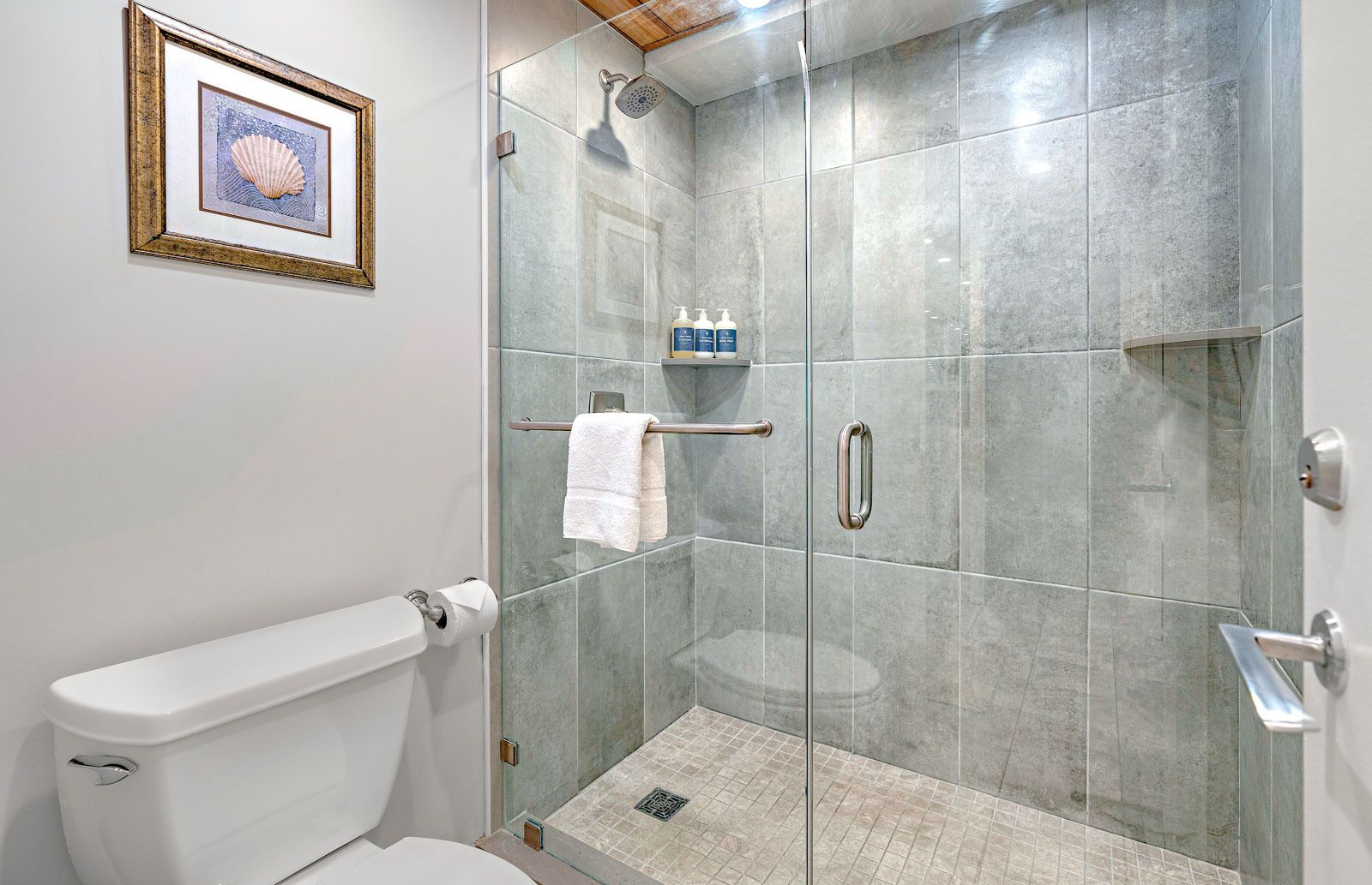 Bathtub, hair dryer, towels