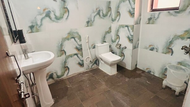 A bathroom with a sink, toilet, and shower area. - Tulsi Garden - Near Prem Mandir Vrindavan (Mathura)