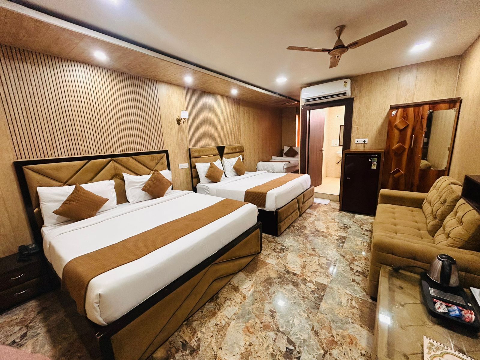 Hochwertige Bettwaren, Zimmersafe, individuell eingerichtet