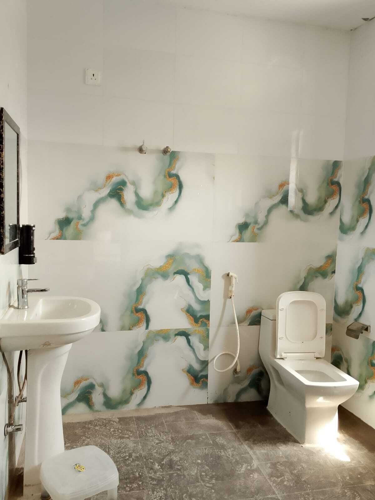 Une salle de bain avec un lavabo, des toilettes et une douche.