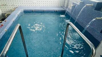 Una piscina cubierta