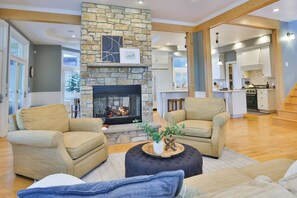 Smart-TV, Kamin, DVD-Player, Bücher