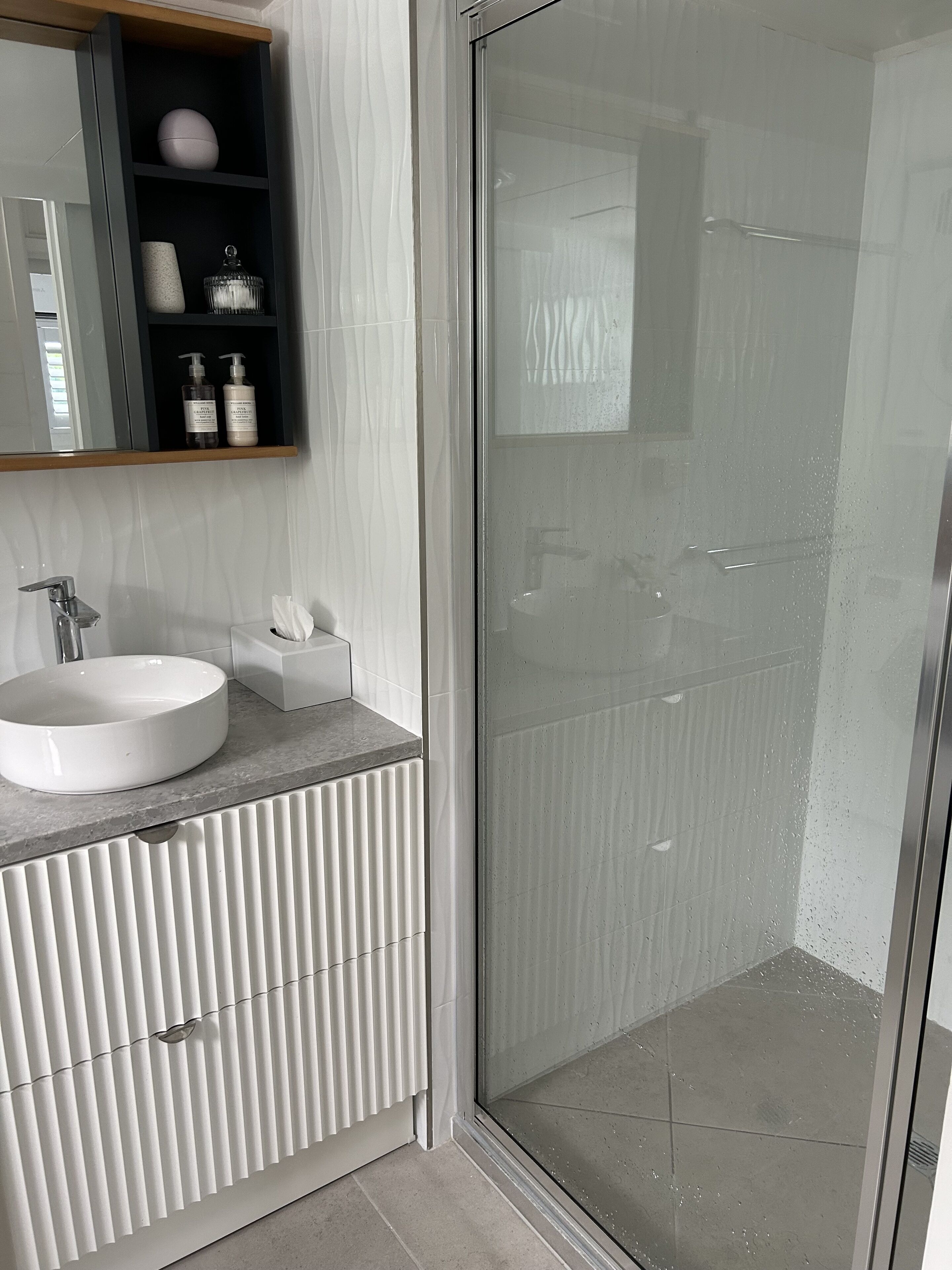 Douche, sèche-cheveux, serviettes fournies, savon